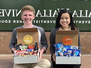 学生 holding surprise boxes